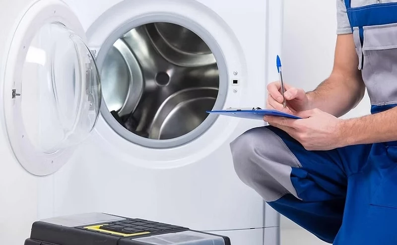 Tecnico al lavoro sulla riparazione di un elettrodomestico