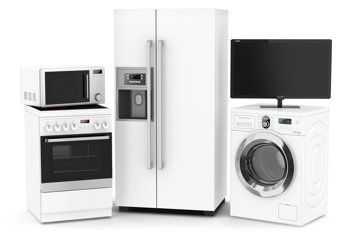 Frigorifero americano bianco con dispenser, cucina con microonde sopra, lavatrice da 7.0 kg e televisore nero su fondo bianco